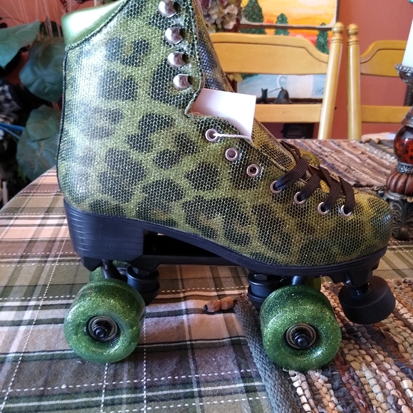 Rollstar Roller Skates Sequin Ankle Boot in Sassy Green Leopard, size 7. - Picture 5 of 9